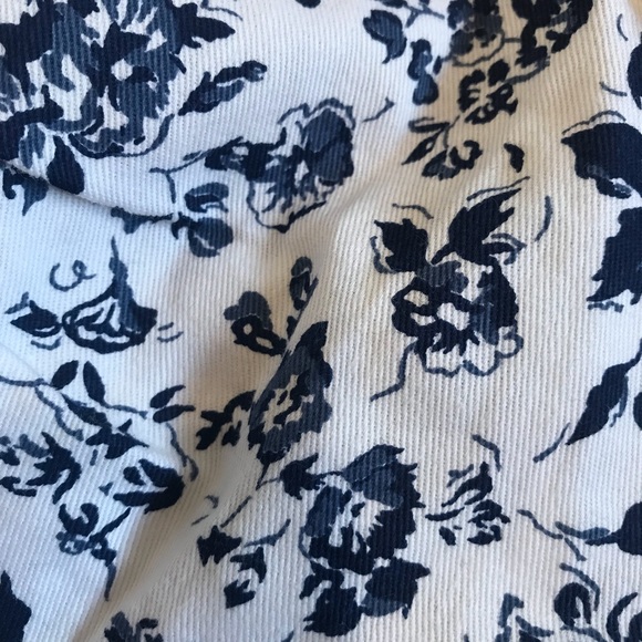 ⭐️ 2/$20 White and Blue Floral Crop Top Medium - Picture 3 of 5